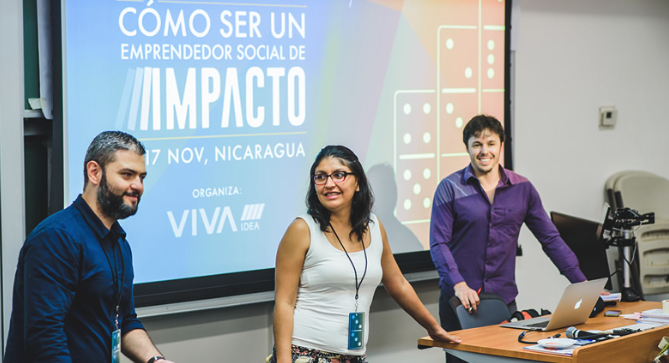 Emprendedores presentando su emprendimiento social